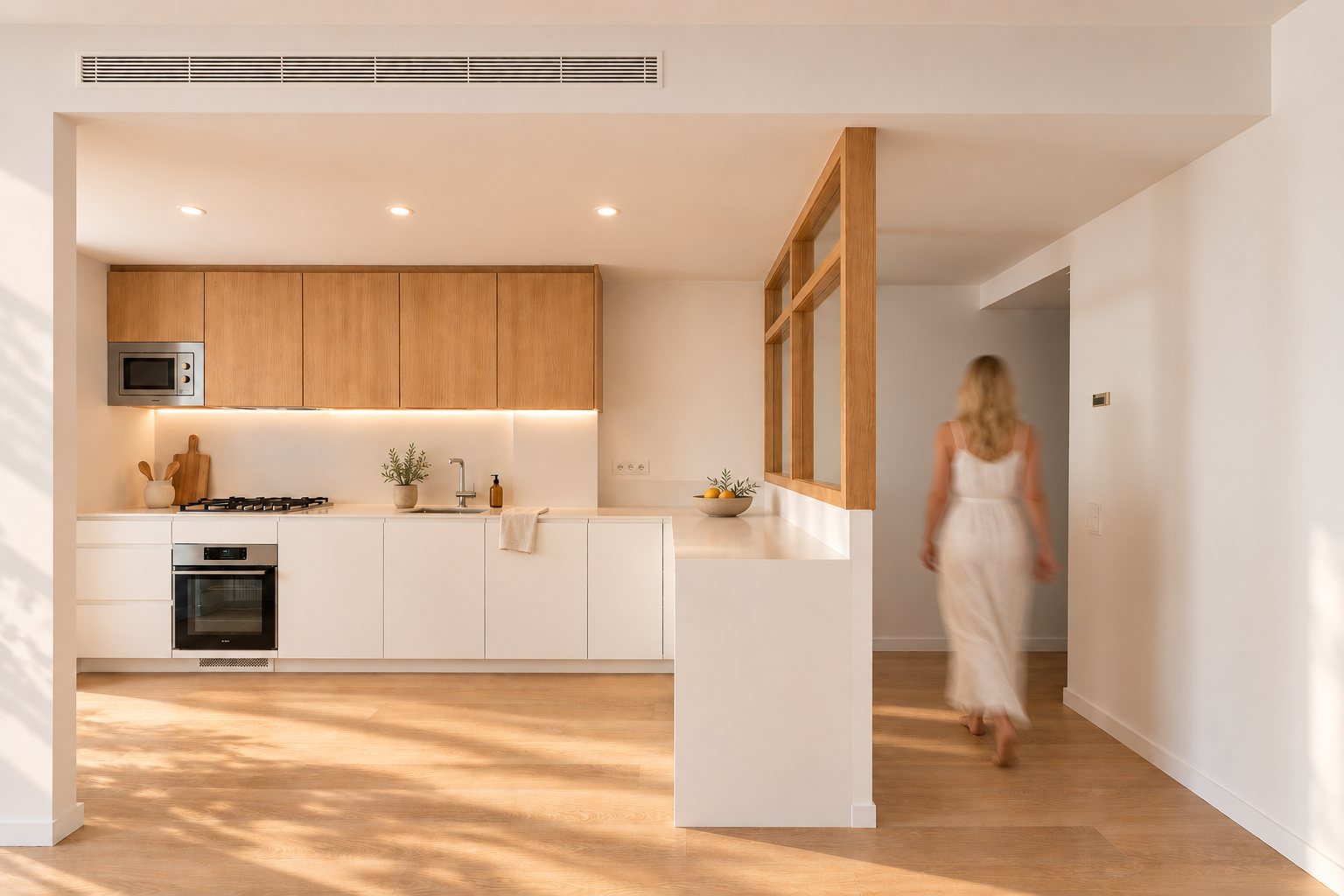 Cocina abierta con celosía de roble y una mujer caminando con luz de tarde