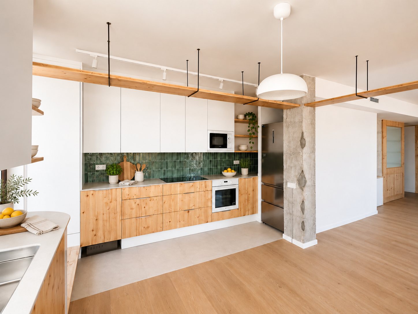 Cocina abierta con frentes de pino y azulejo verde